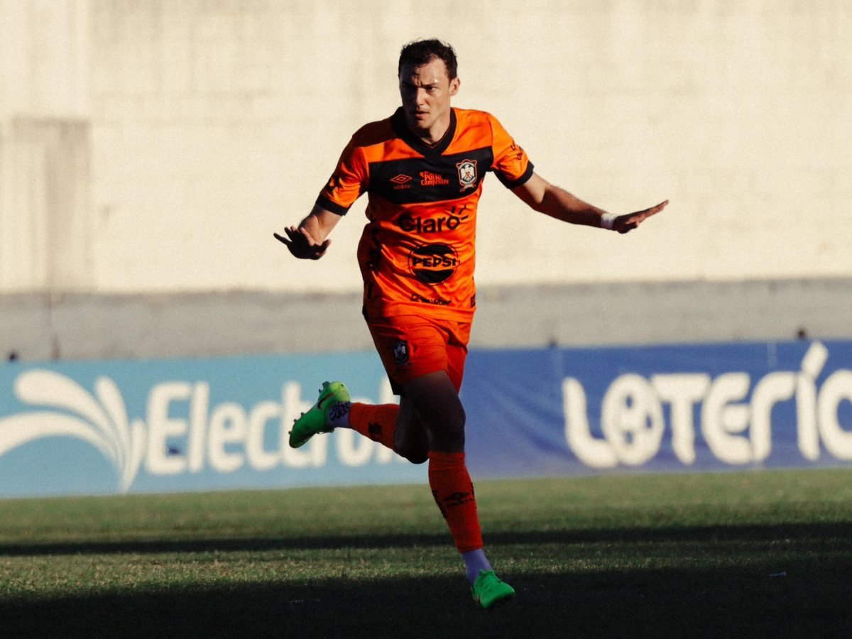 Águila vence agónicamente a Fuerte San Francisco con gol de tiro libre de Granitto