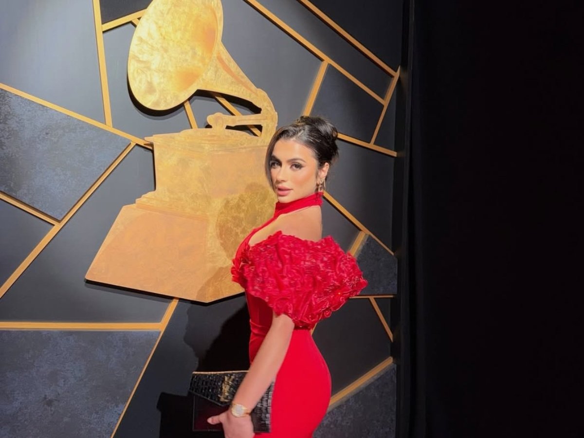 Andrea Aguilar destaca en la alfombra roja de los Grammy 2026 y eleva la presencia salvadoreña en la industria musical