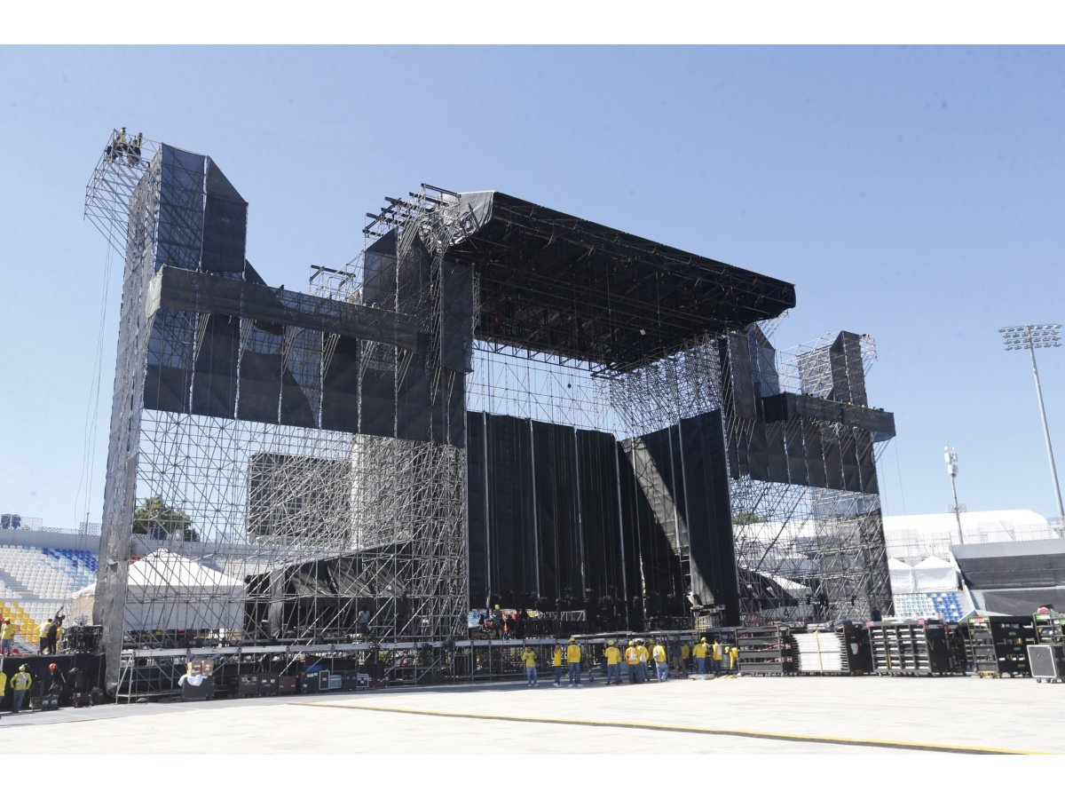 Avanza el montaje del imponente escenario para el concierto de Shakira en El Salvador