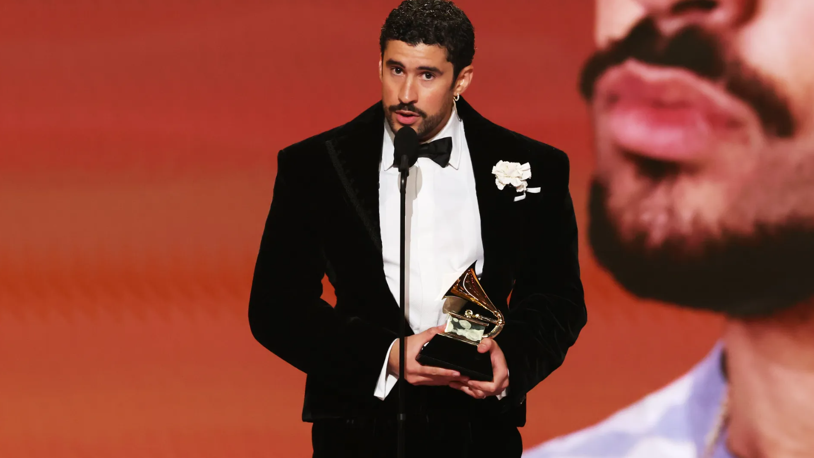 ¿Portó Bad Bunny un chaleco antibalas en los Grammy? Análisis previo a su show en el Super Bowl