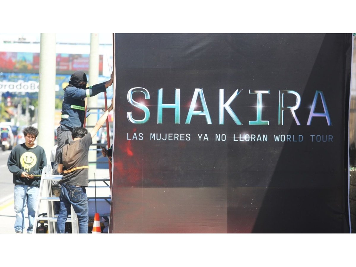 Avance del montaje para el esperado concierto de Shakira en El Salvador