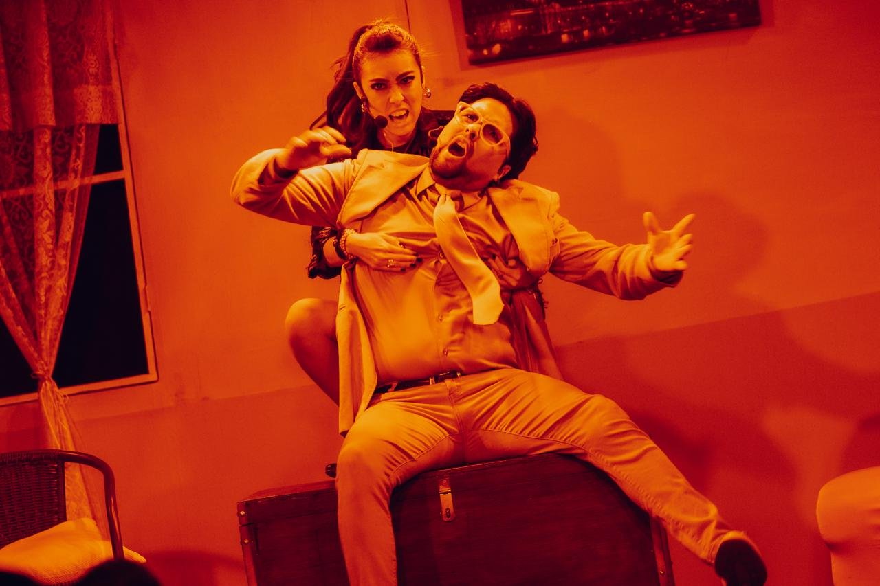 “Un muerto y seis mujeres”: comedia musical que combina misterio, humor y música en Guatemala