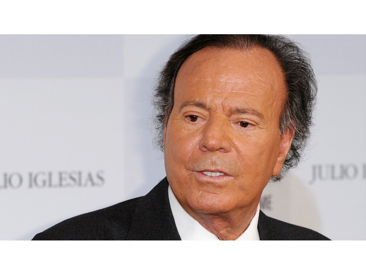 Julio Iglesias bajo investigación en España por presuntas irregularidades en visas de sus empleadas domésticas