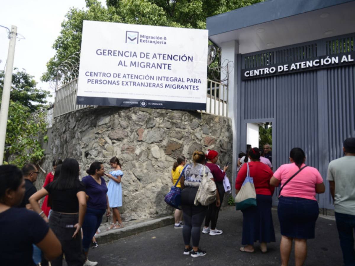 Disminuyen deportaciones de salvadoreños desde EE.UU. en 2025 pese a aumento de vuelos oficiales Disminuyen deportaciones de salvadoreños desde EE.UU. en 2025 pese a aumento de vuelos oficiales