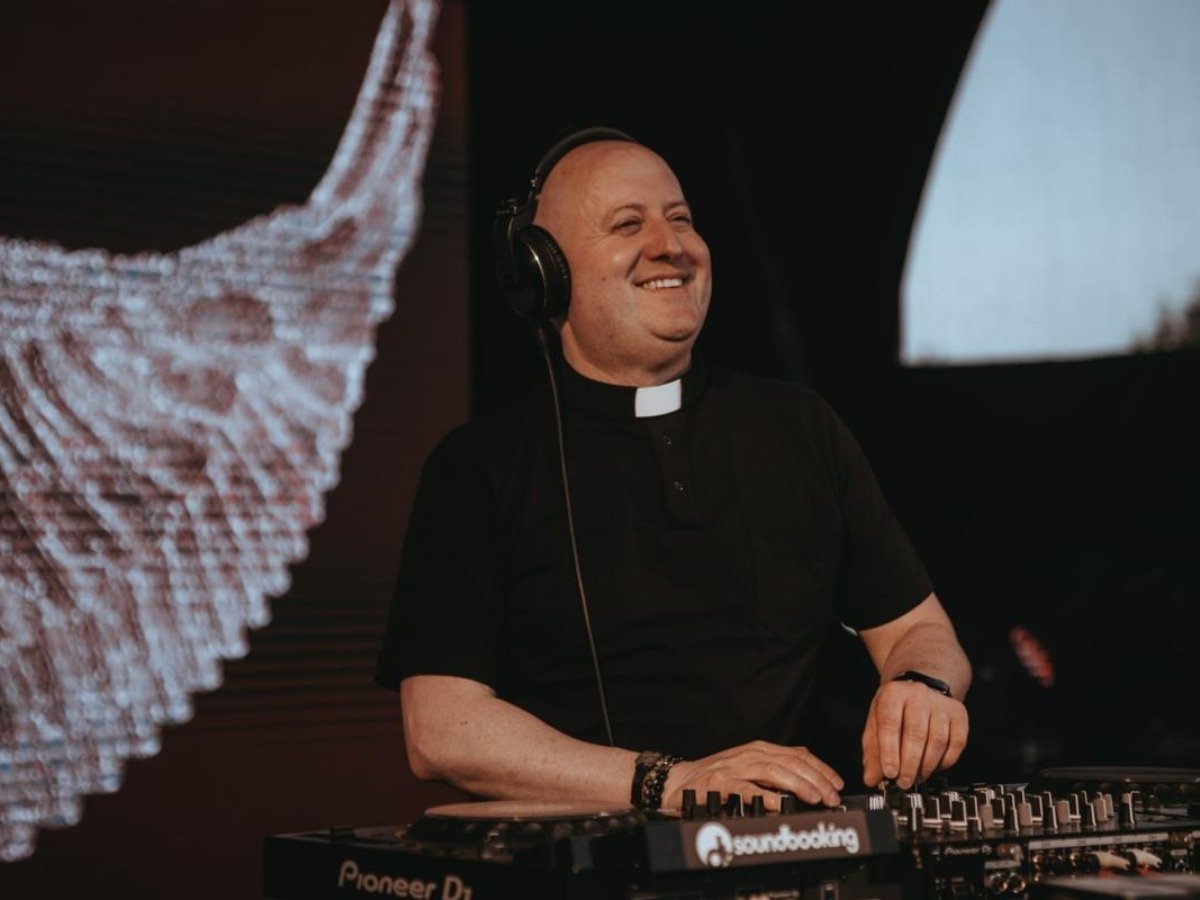 Padre Guilherme fusiona música electrónica y fe en un evento único en El Salvador