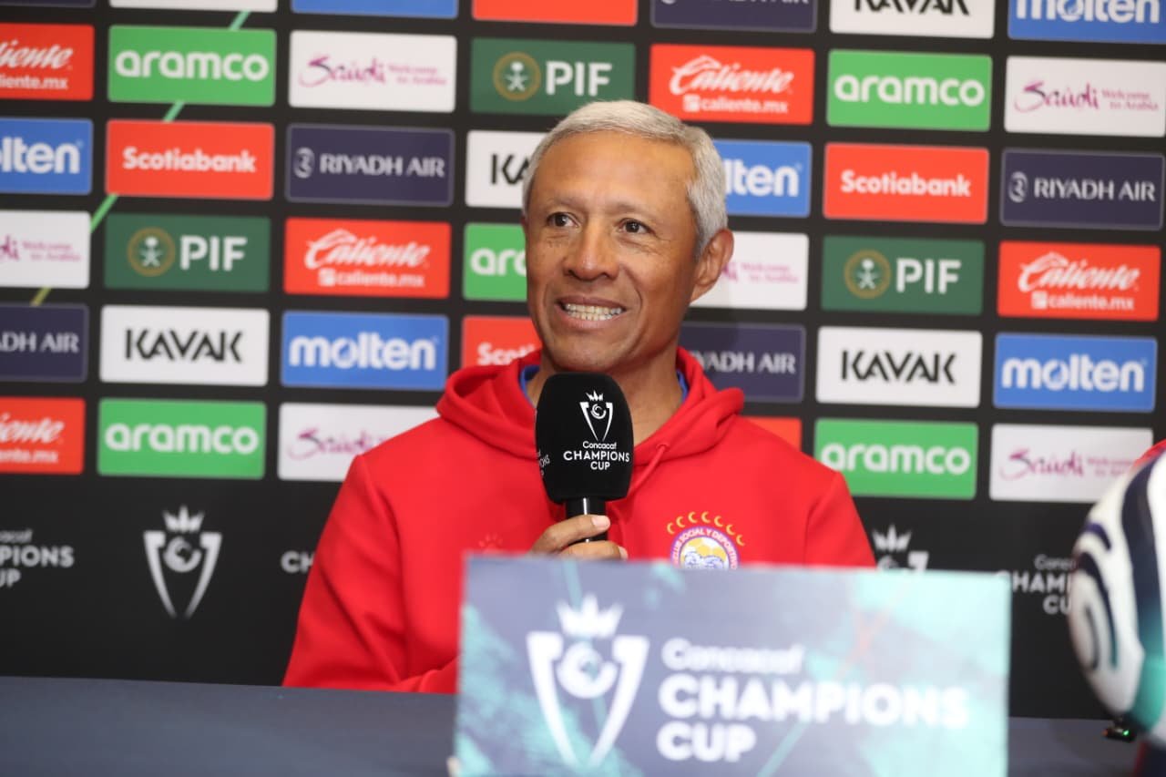 Roberto Hernández reconoce error clave que evitó triunfo de Xelajú ante Monterrey en Copa Concacaf
