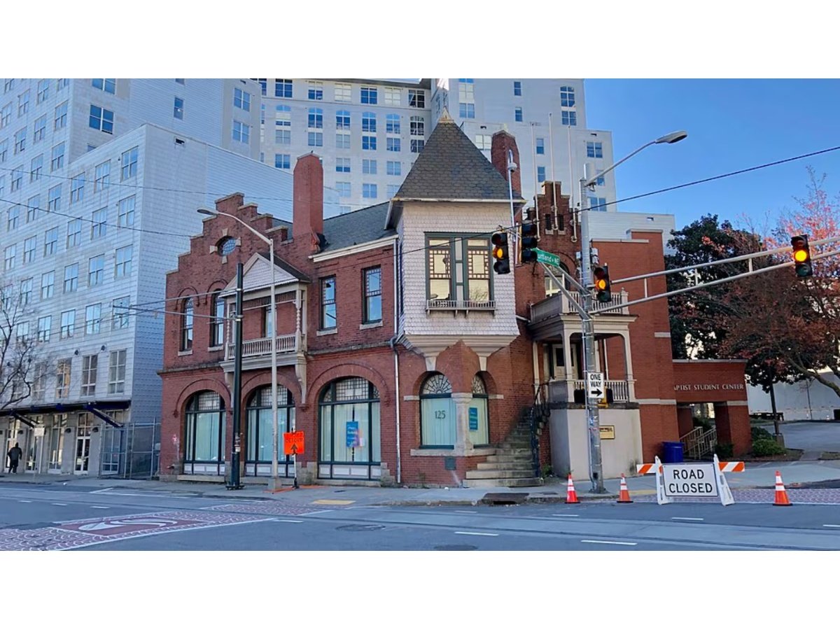 Descubren valioso barril histórico de Coca-Cola en casa centenaria de Atlanta