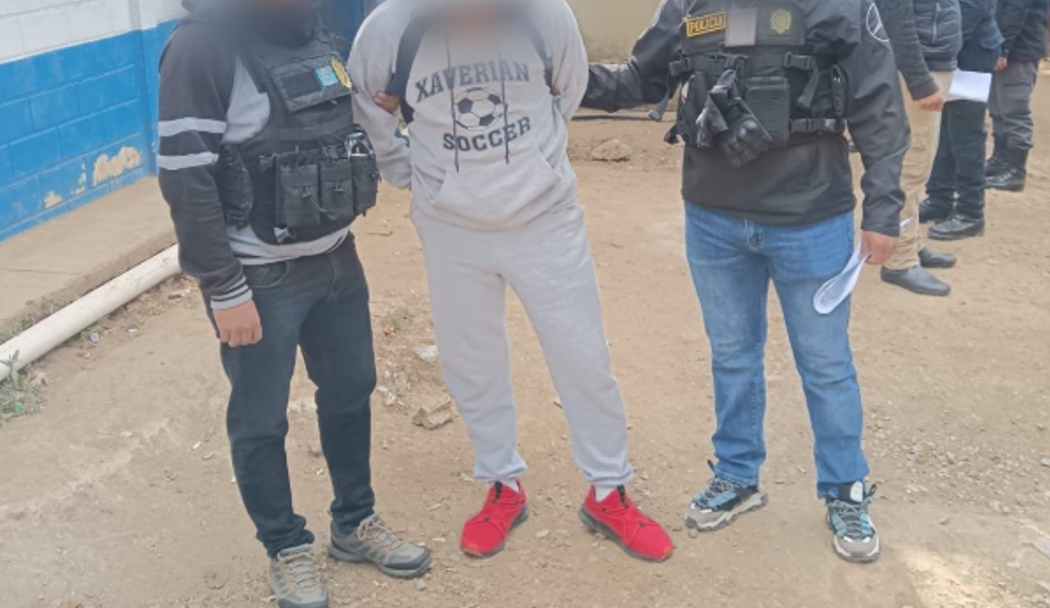 Capturan a funcionarios de Fraijanes 2 por permitir fiestas y privilegios a reos de la Mara Barrio 18
