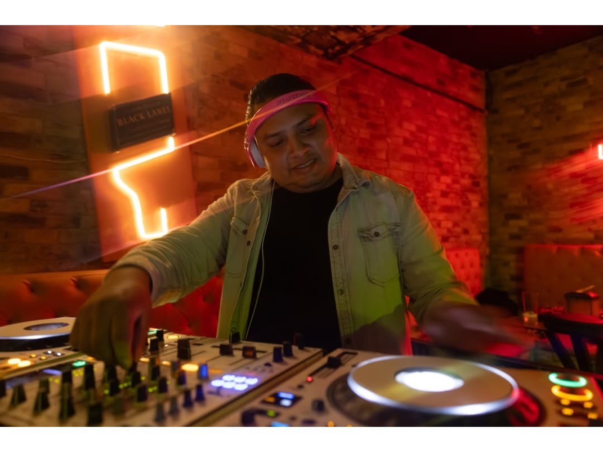 DJ Mikhail López Molina, el talento salvadoreño que abrirá los conciertos de Shakira en El Salvador