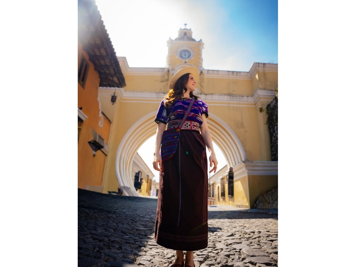Fátima Bosch recorre Antigua Guatemala y destaca la riqueza cultural y gastronómica colonial