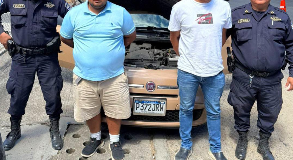 Capturan en El Salvador a dos guatemaltecos con droga en un vehículo en operativo antinarcóticos
