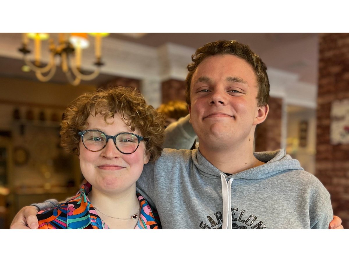 Dos primos adolescentes enfrentan la vida con tumores cerebrales inoperables en Escocia