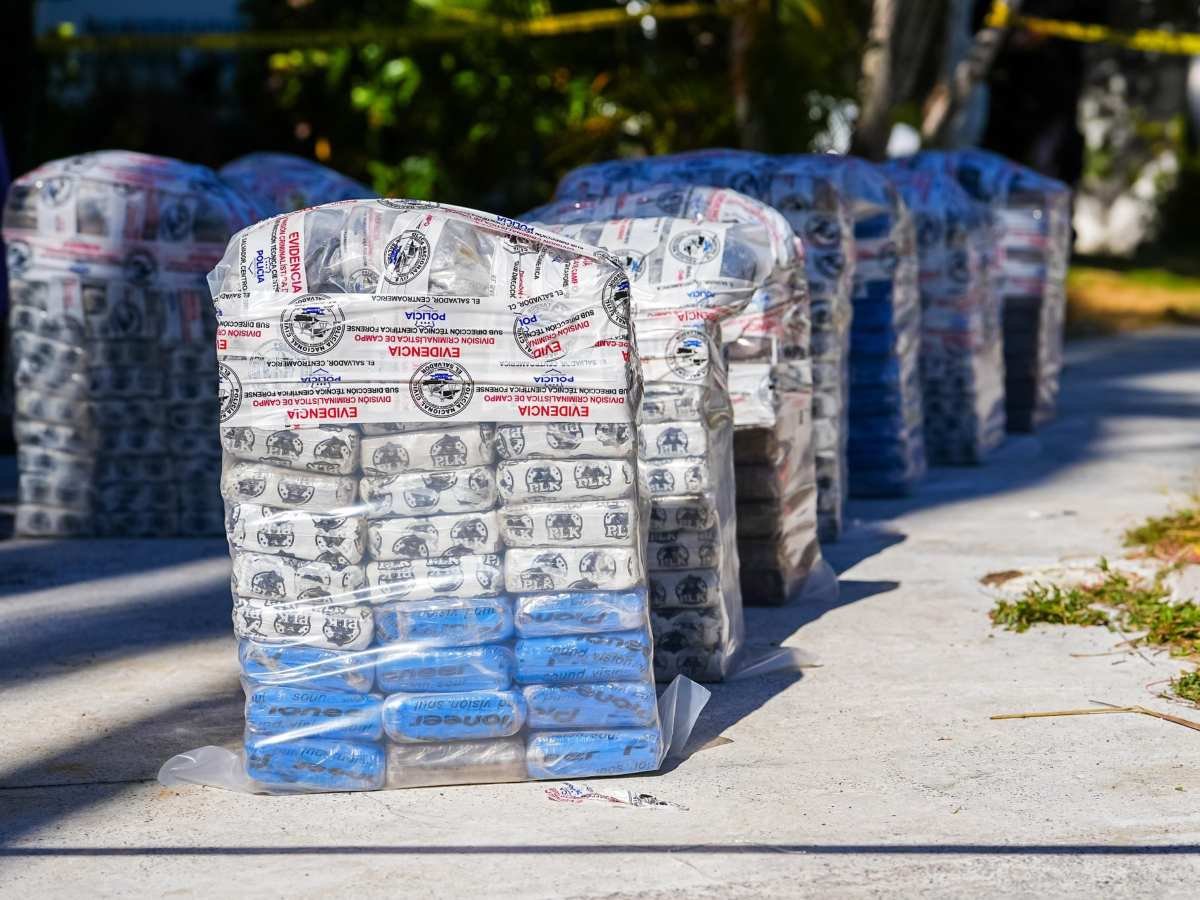Autoridades incautan más de $10 millones en cocaína frente a costas de La Libertad Autoridades incautan más de $10 millones en cocaína frente a costas de La Libertad