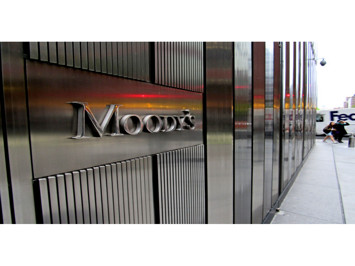 Moody’s mejora a positiva la perspectiva crediticia de El Salvador pese a desafíos fiscales