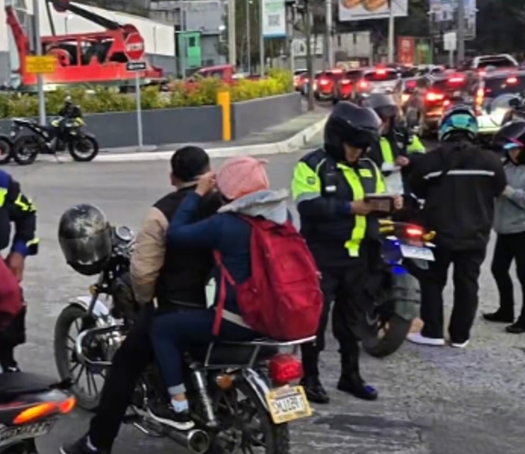 PMT sanciona a 30 motoristas por transitar en banquetas de Calzada La Paz en Guatemala