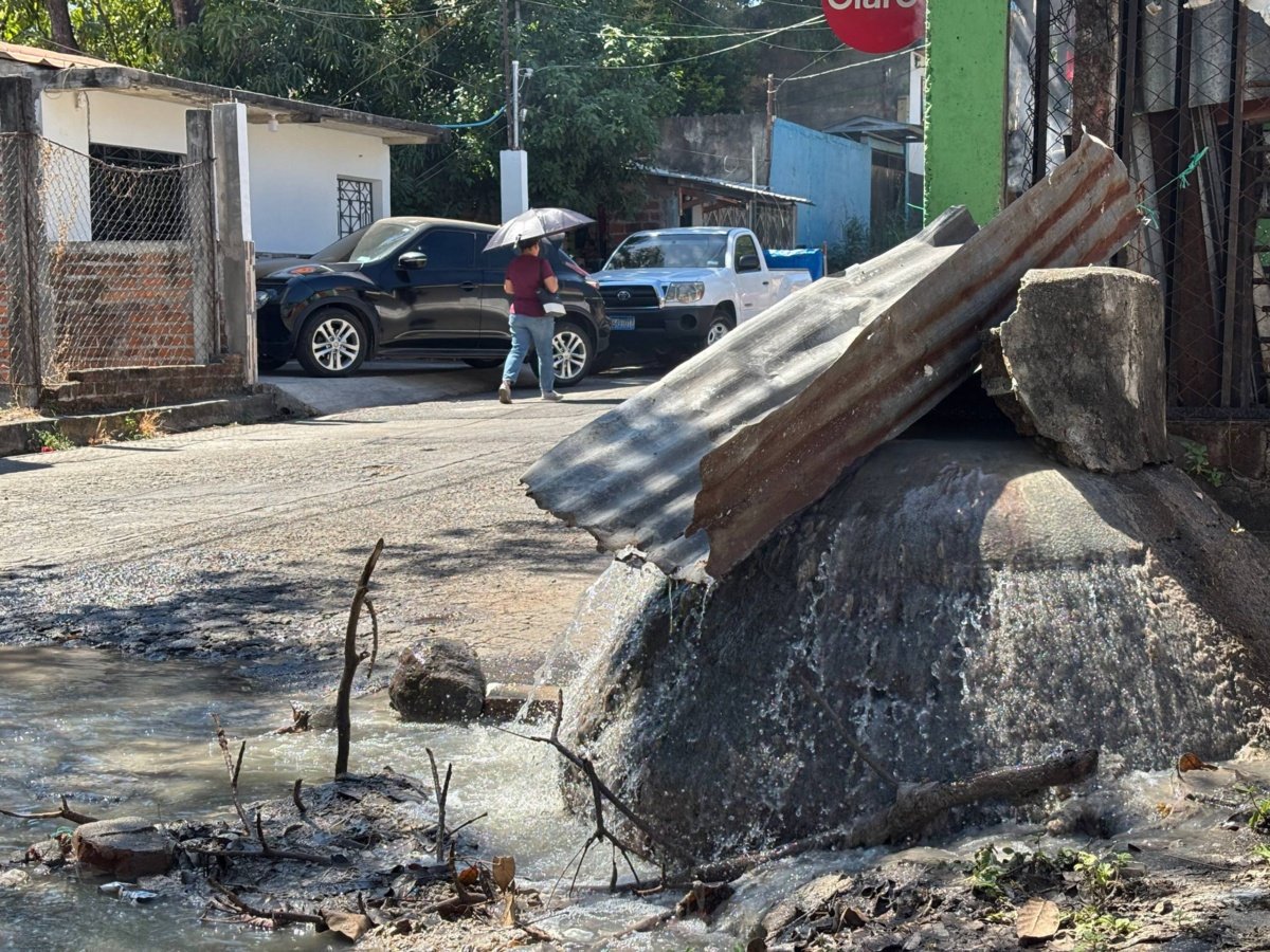 Colapso de tragante en residencial El Rey, Zacatecoluca, genera contaminación y daños viales