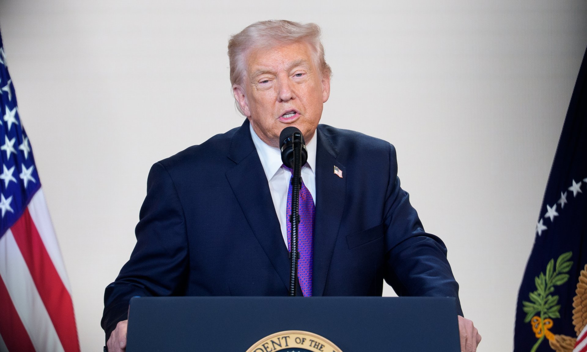 Presidente Trump condiciona fondos a cambio de renombrar aeropuerto y estación en Nueva York