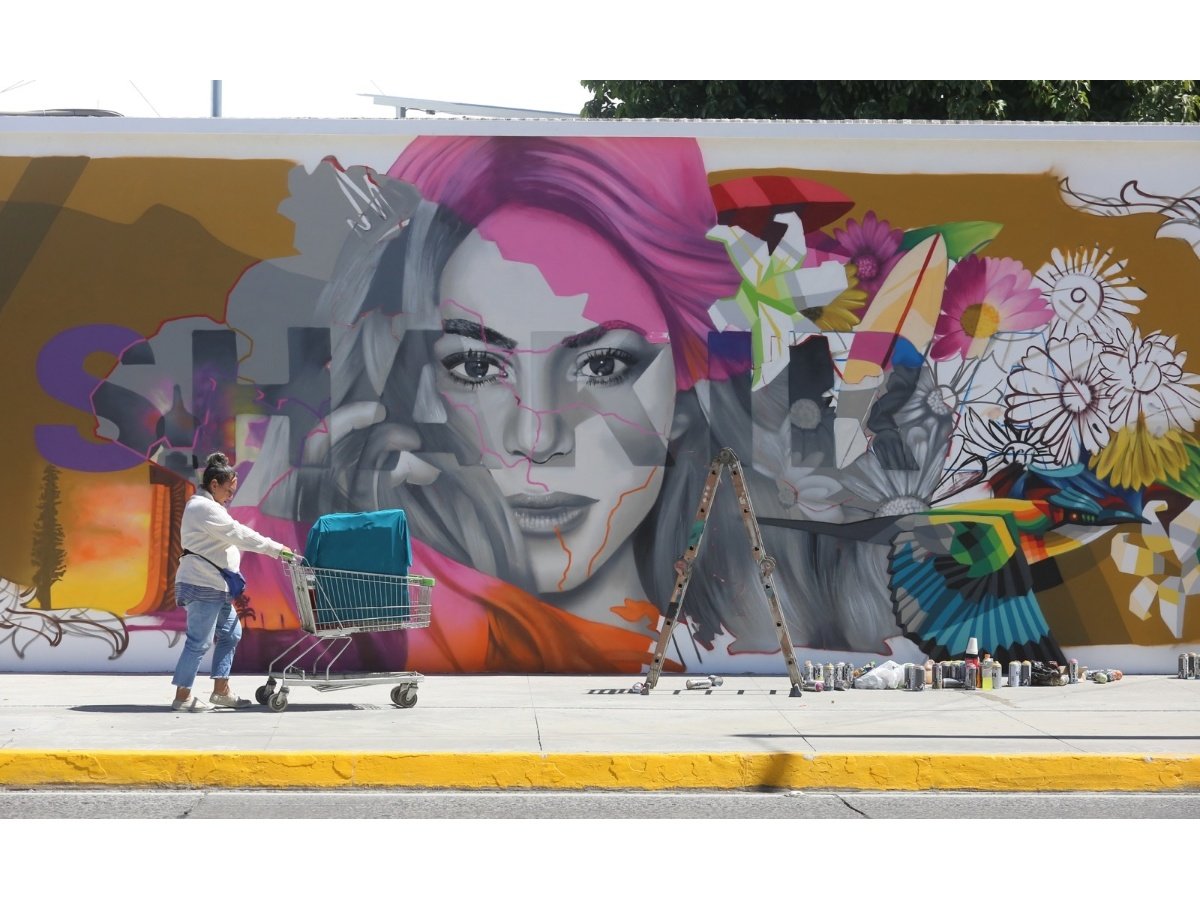 Shakira destaca homenaje con bandera colombiana y mural en El Salvador antes de su concierto