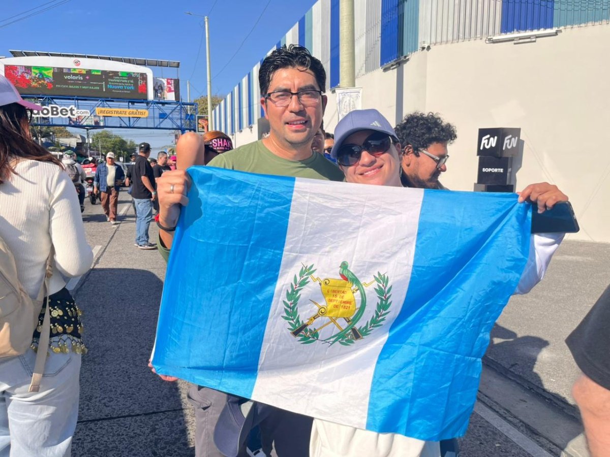 Fans de Centroamérica se congregan en El Salvador para el concierto de Shakira en el Mágico González