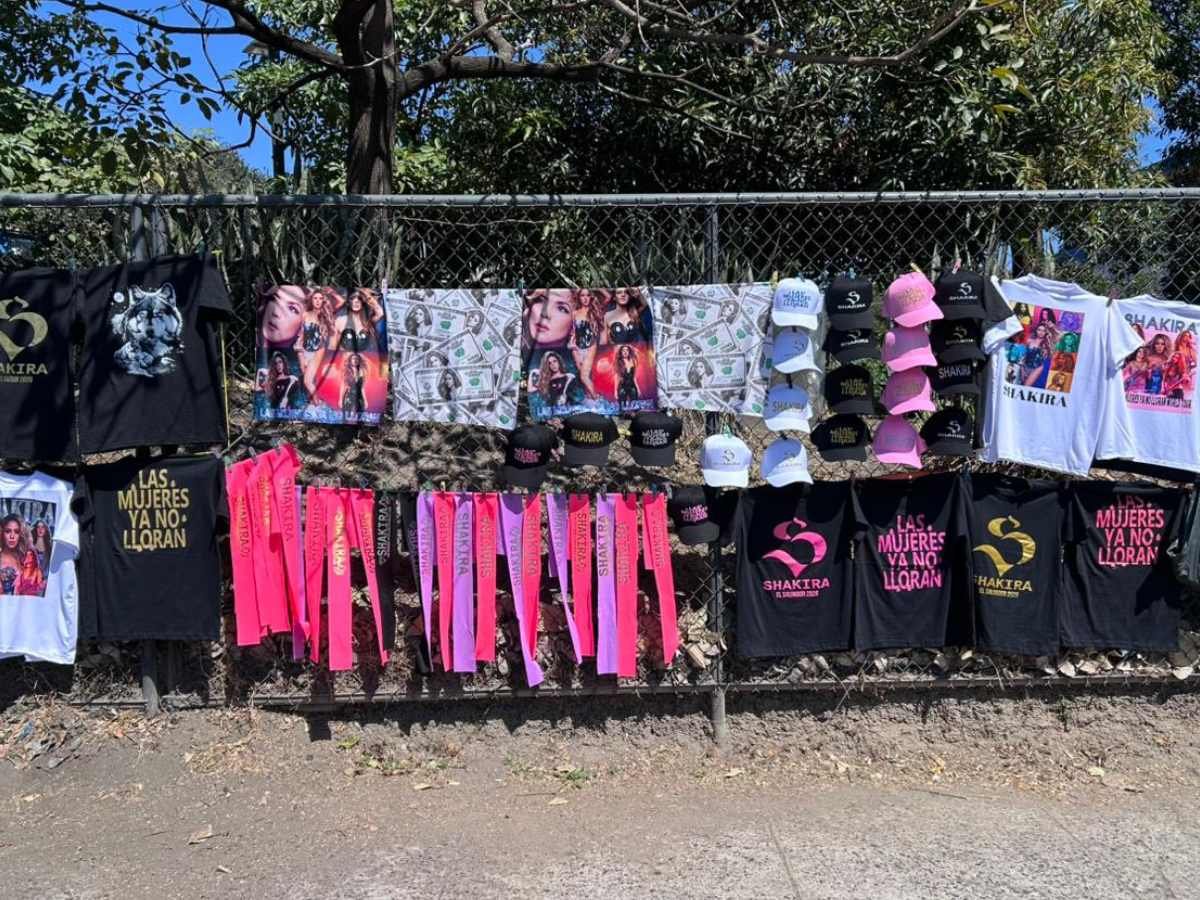 Opciones de merch oficial y alternativa para completar el outfit antes del concierto de Shakira en San Salvador