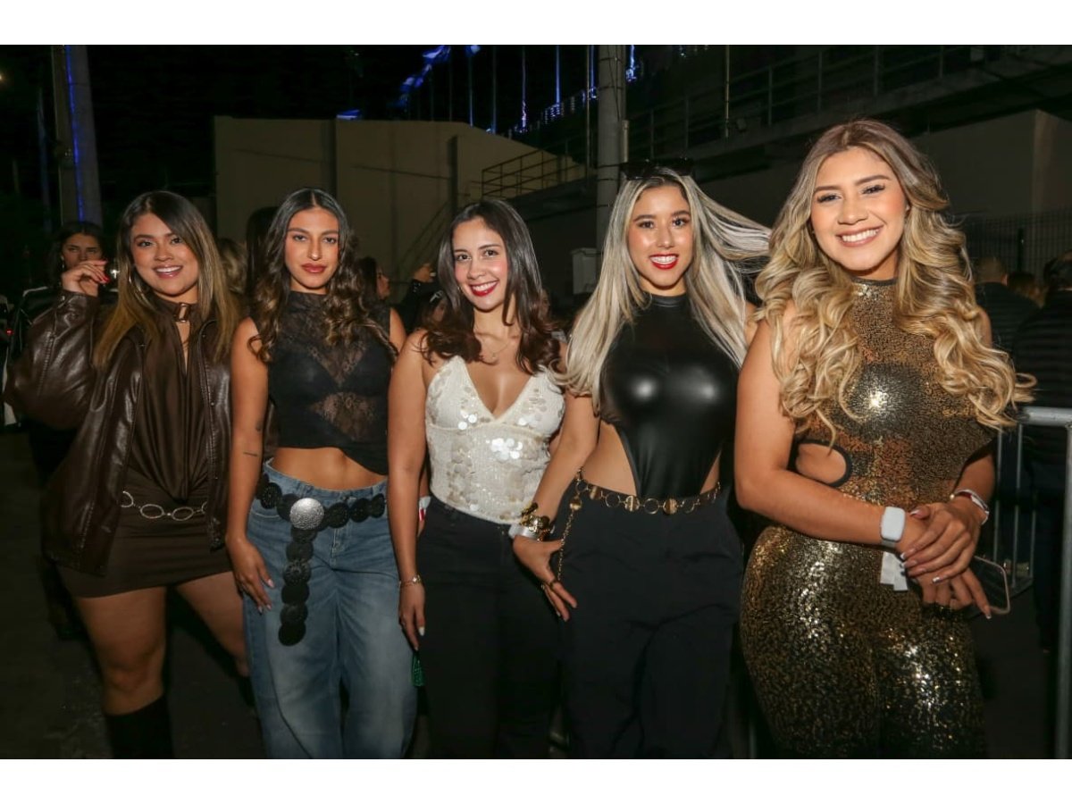 Influencers acompañan a Shakira en su esperado primer concierto en El Salvador