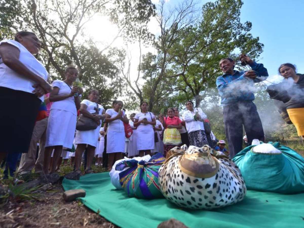Cacaopera renueva su identidad cultural con el ancestral ritual de la lavada de imágenes religiosas
