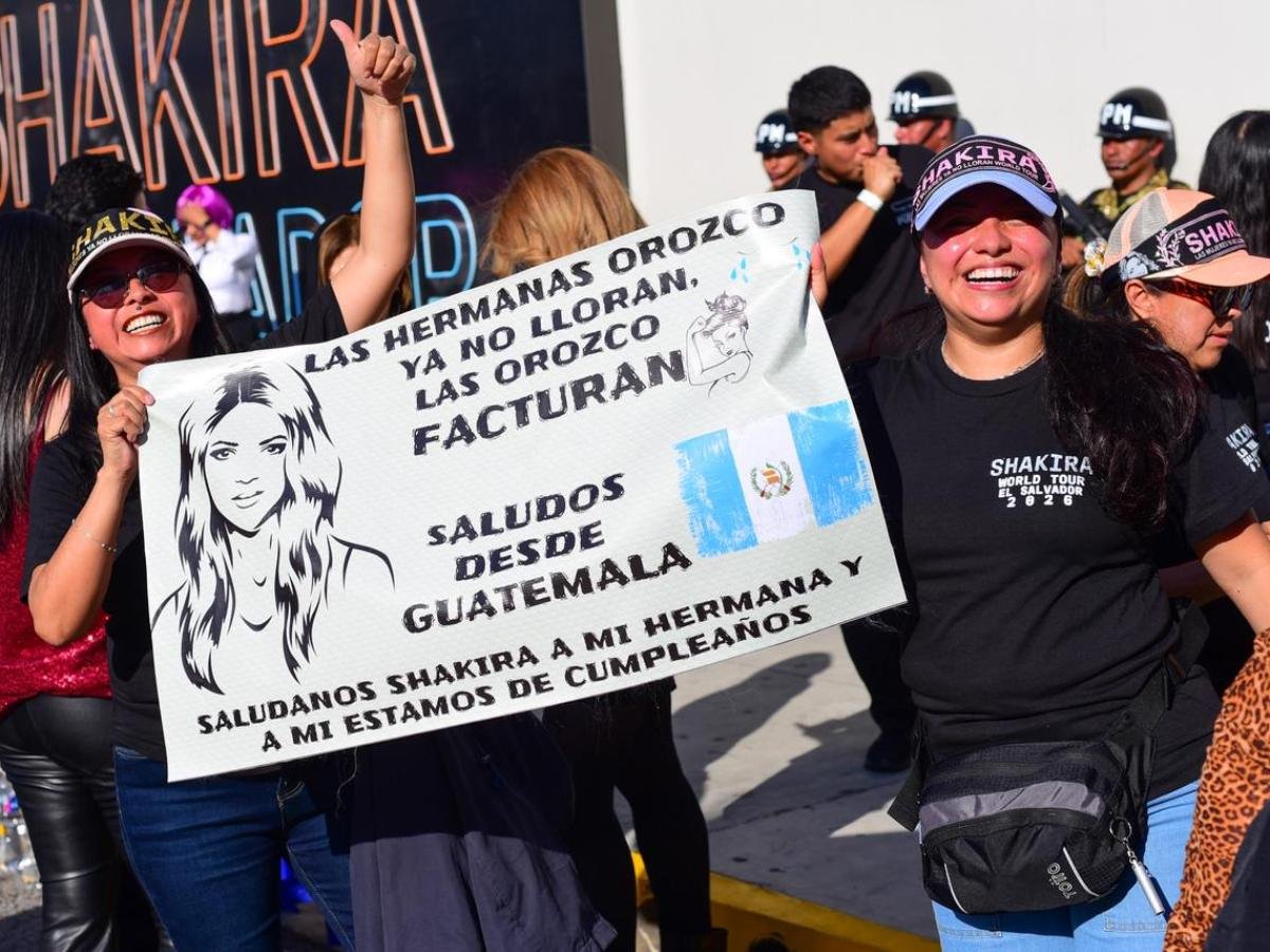 Ambiente y expectativa en los alrededores del Estadio Mágico González antes del primer concierto de Shakira en El Salvador