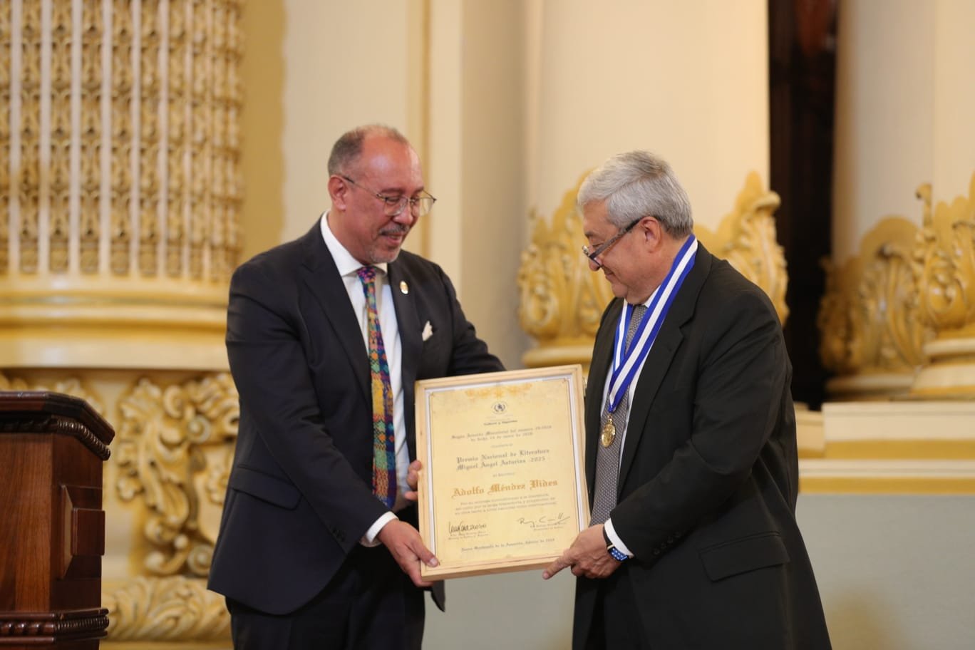 Adolfo Méndez Vides recibe el Premio Nacional de Literatura 2025 en Guatemala