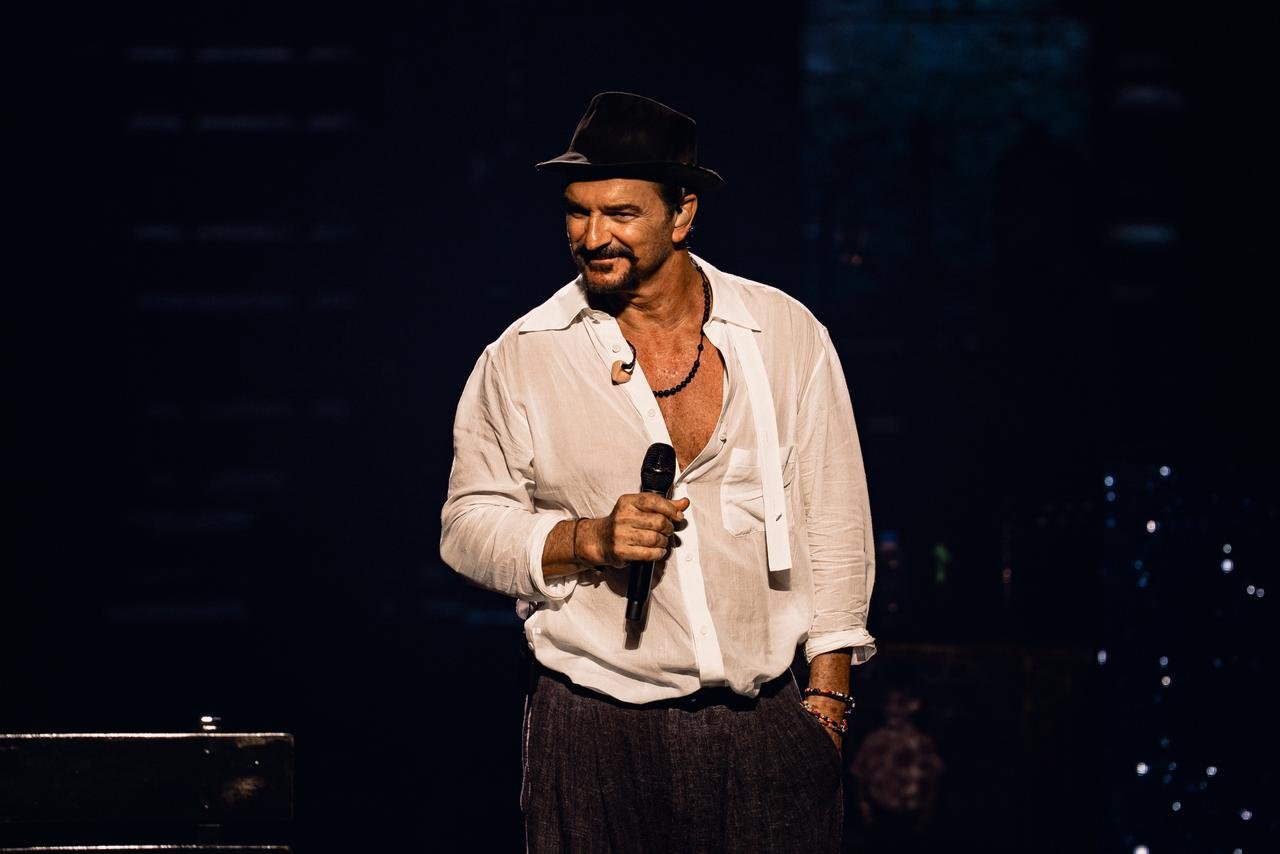 Ricardo Arjona recibe homenaje durante partido en el Madison Square Garden de Nueva York