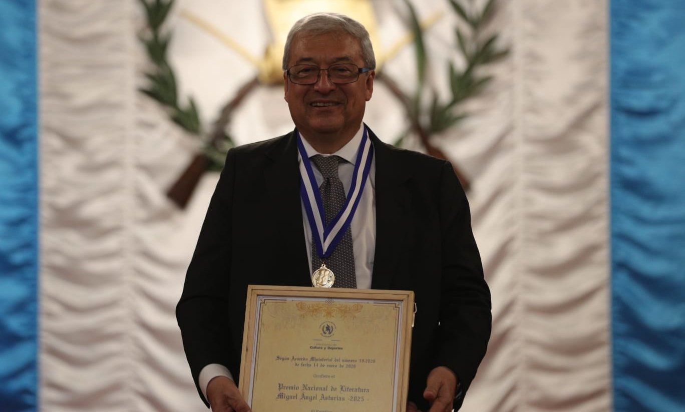 Adolfo Méndez Vides recibe el Premio Nacional de Literatura 2025 y comparte su visión sobre la escritura y Guatemala