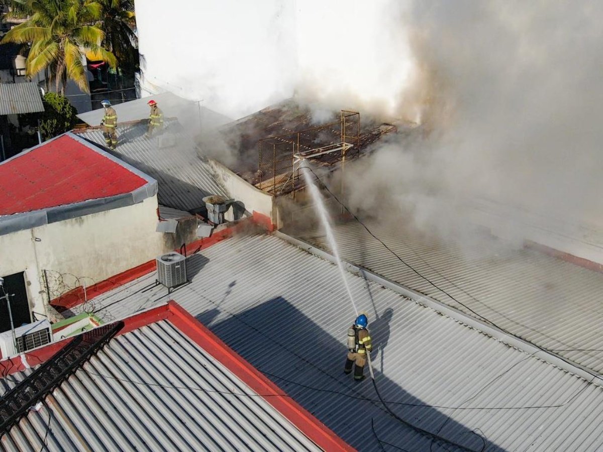 Incendio consume bodega de electrodomésticos en el Centro Histórico de San Salvador