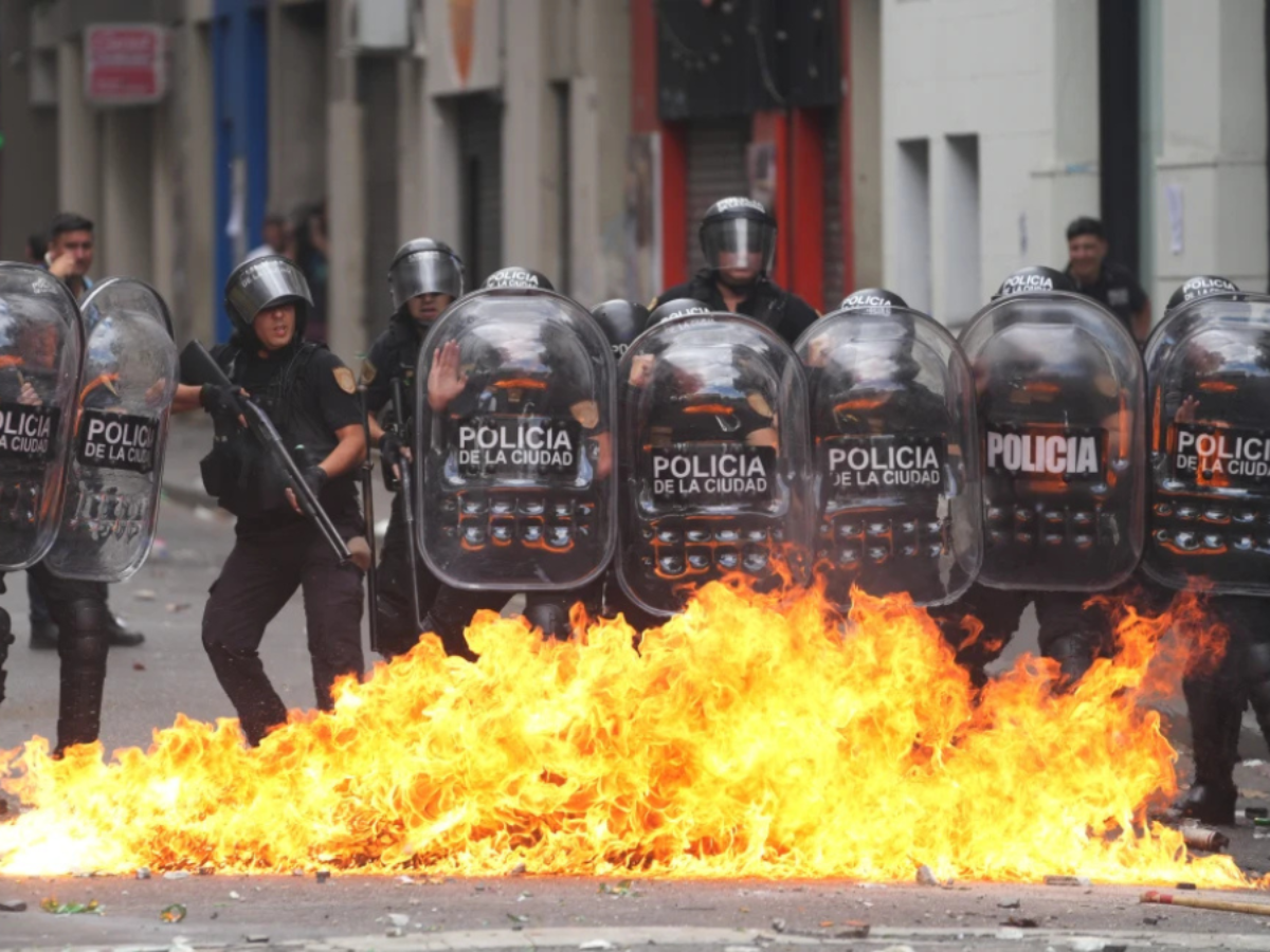El Senado argentino aprueba reforma laboral de Milei en medio de protestas y tensión social