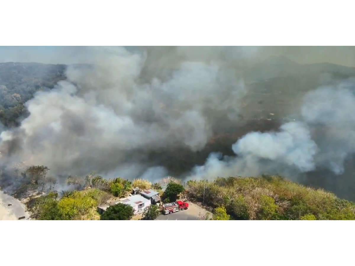 Controlan incendio en maleza seca en colonia Vista Lago, Ilopango, sin daños en viviendas