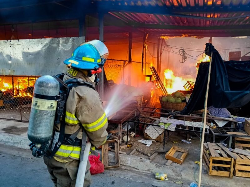 Incendios en Mega Plaza Sonsonate y zonas aledañas activan protocolos de emergencia Incendios en Mega Plaza Sonsonate y zonas aledañas activan protocolos de emergencia