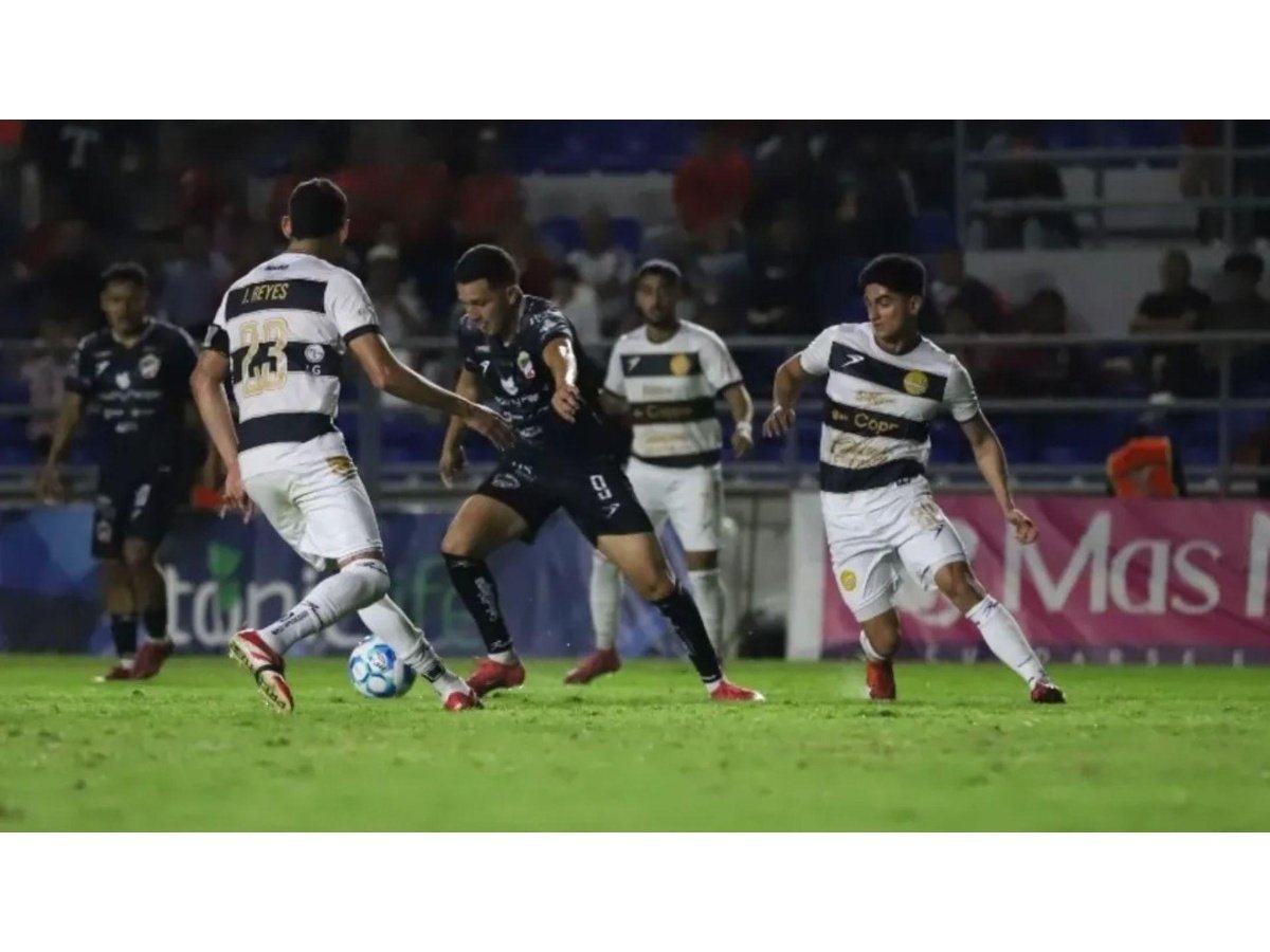 El salvadoreño Styven Vásquez destaca en la Liga Expansión MX y es incluido en el once ideal