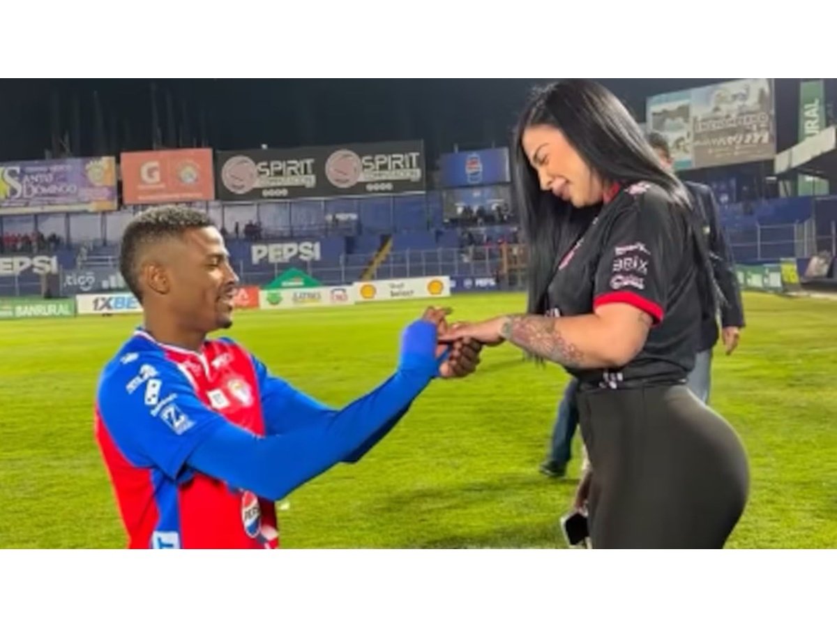 Emotiva propuesta de matrimonio en partido del Xelajú en Guatemala cautiva a aficionados