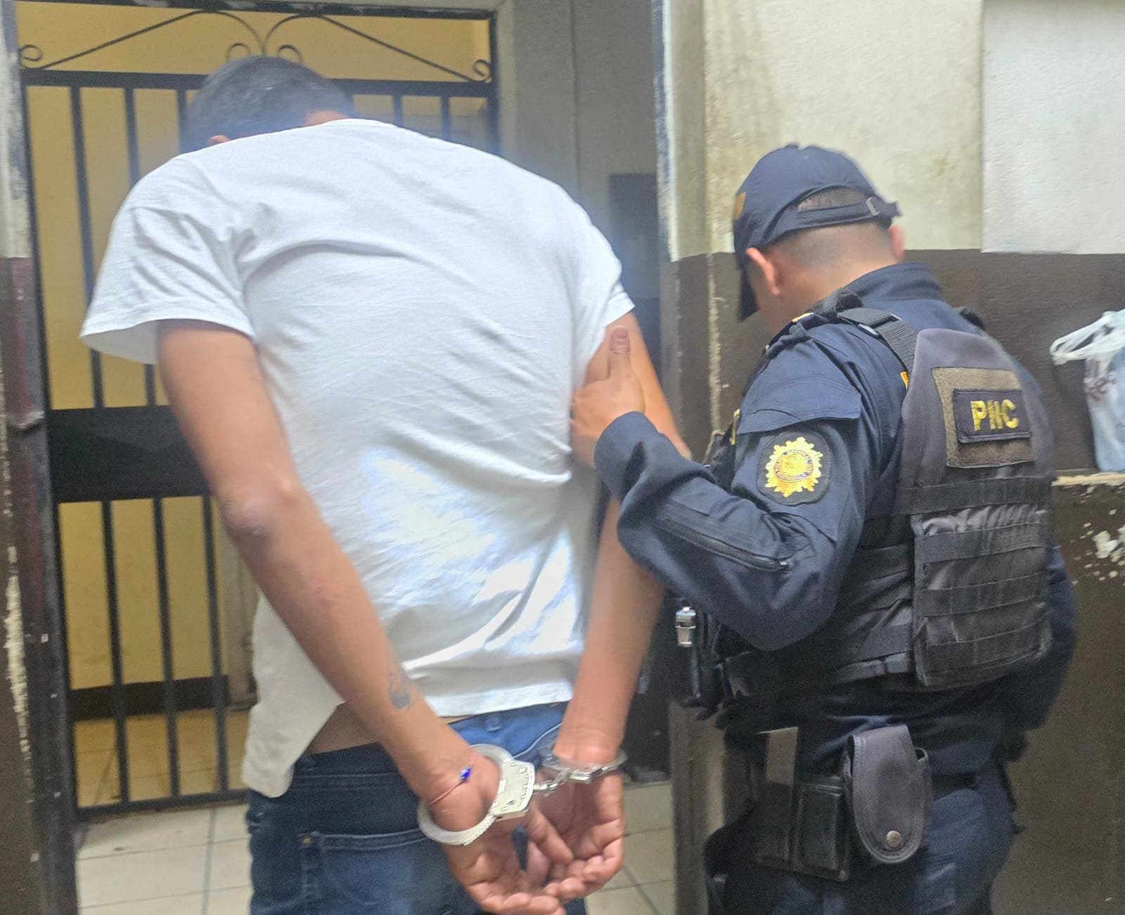 Capturan a conductor ebrio tras persecución que dejó cuatro víctimas, incluyendo un joven fallecido