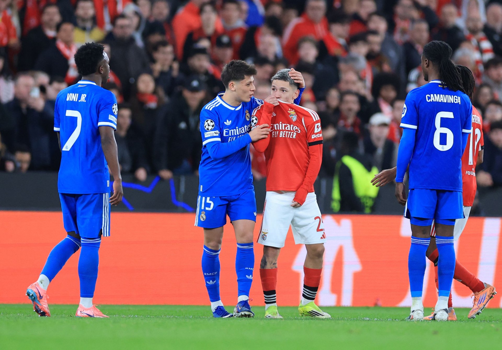 Incidente de presuntos actos racistas detiene partido entre Benfica y Real Madrid tras gol de Vinícius Jr.