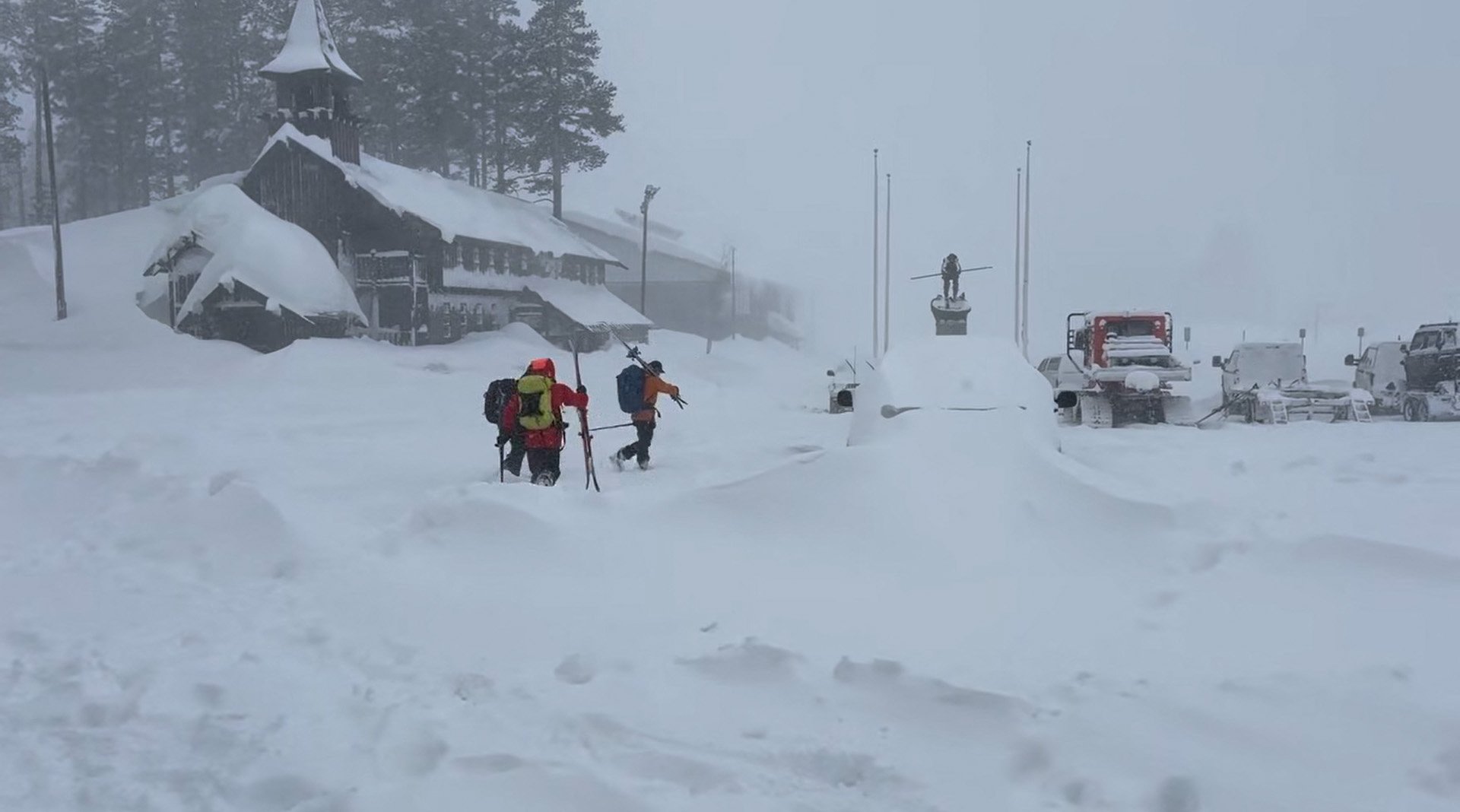 Investigación y búsqueda tras avalancha que dejó nueve esquiadores desaparecidos en California