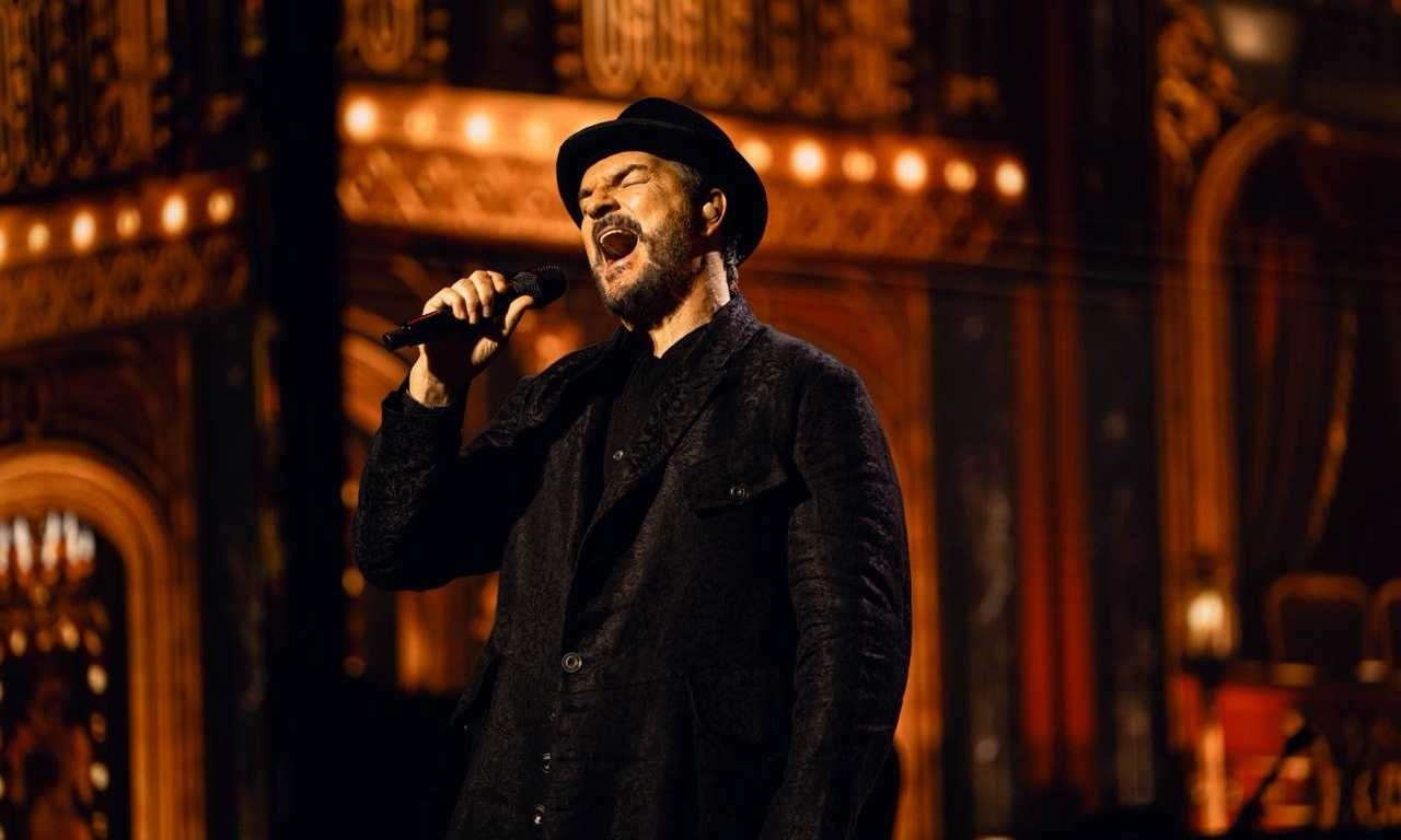 Ricardo Arjona reflexiona sobre la paternidad moderna y menciona a los \'therians\' en concierto en Nueva York