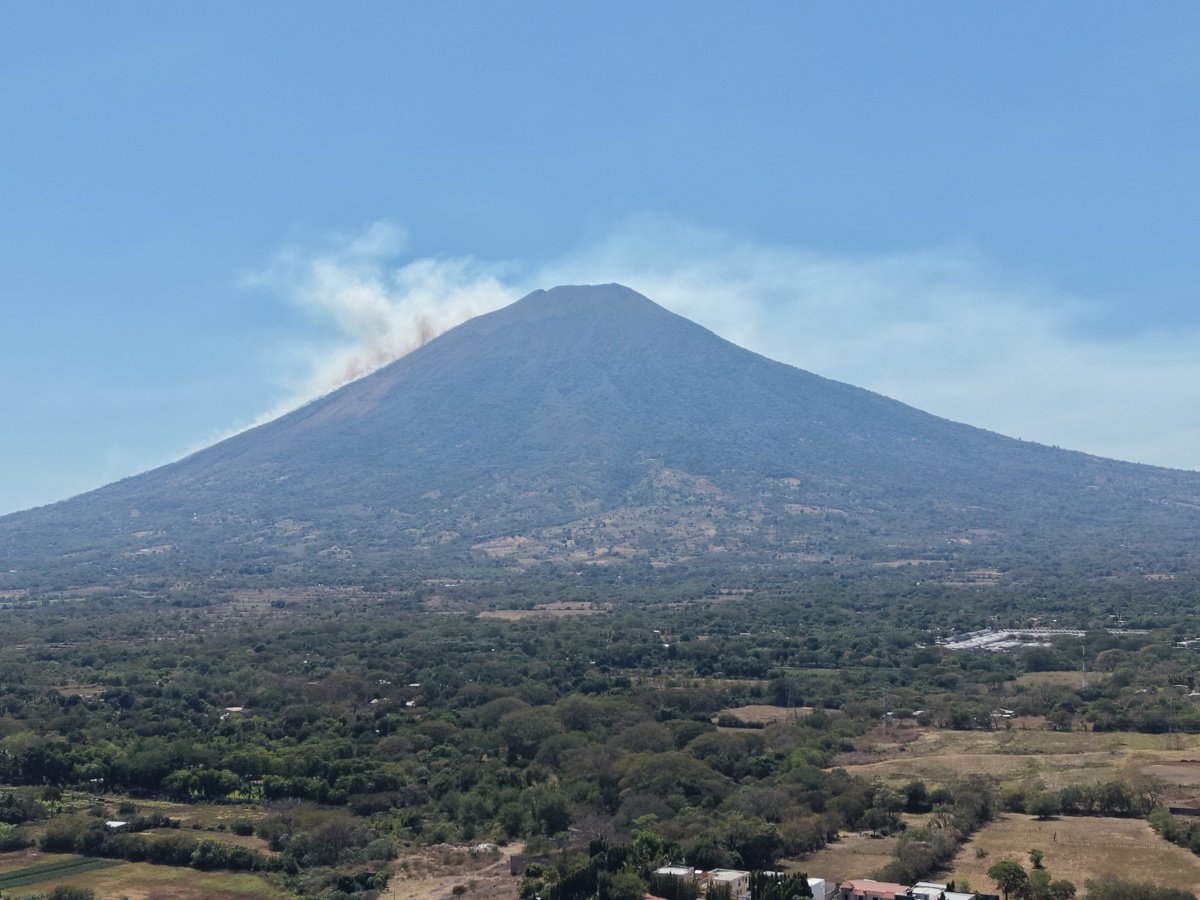 Controlan incendio forestal en el volcán Chaparrastique, San Miguel, tras rápida respuesta de bomberos y autoridades