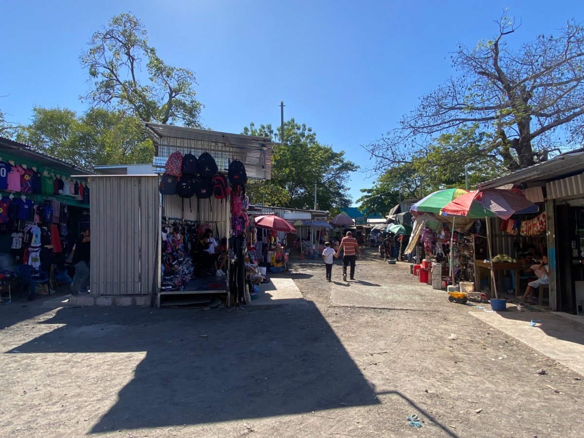 Comerciantes de San Miguel exigen pronta instalación de electricidad en puestos provisionales
