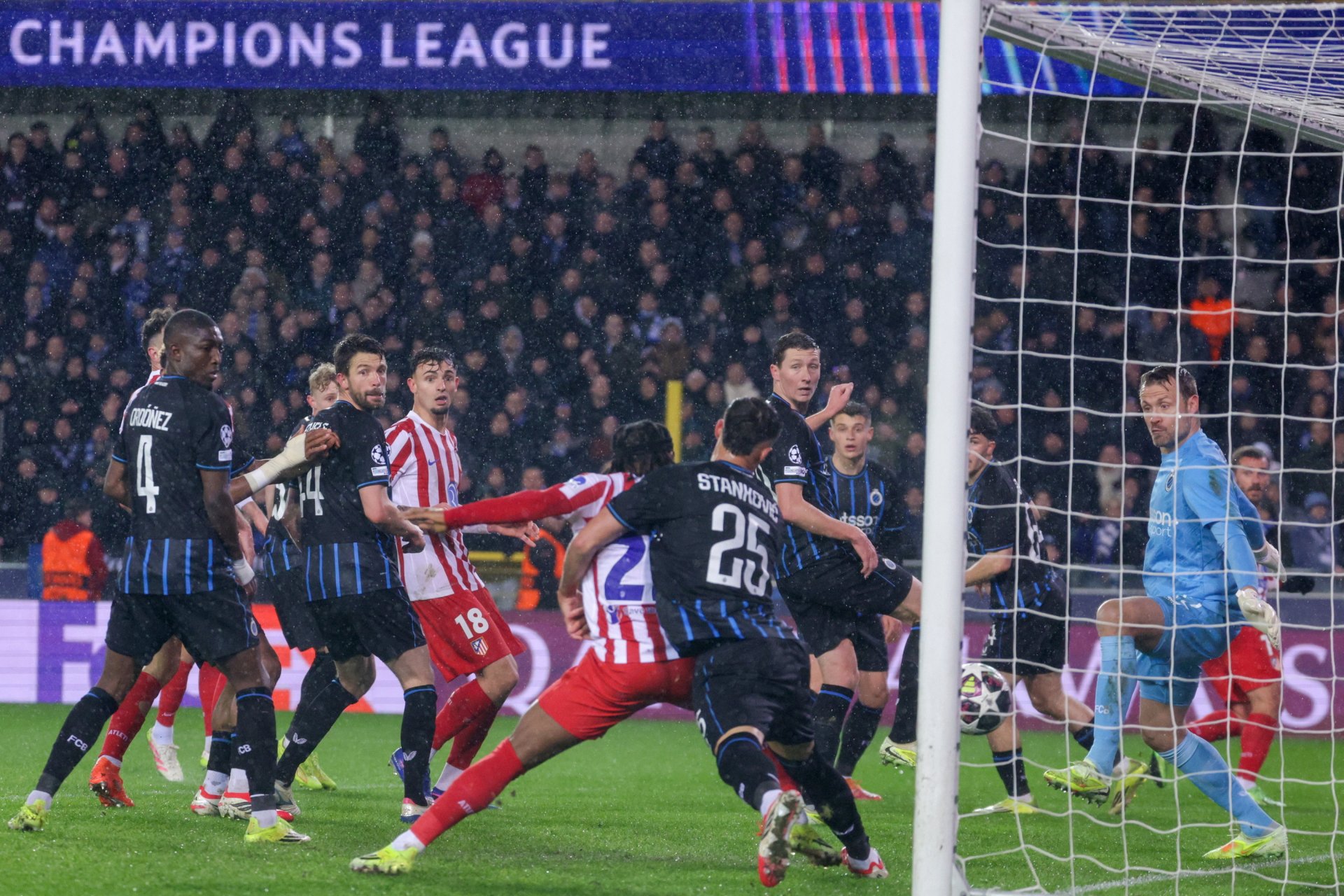 Atlético de Madrid y Brujas empatan 3-3 en un vibrante partido que decidirá la eliminatoria en el Metropolitano