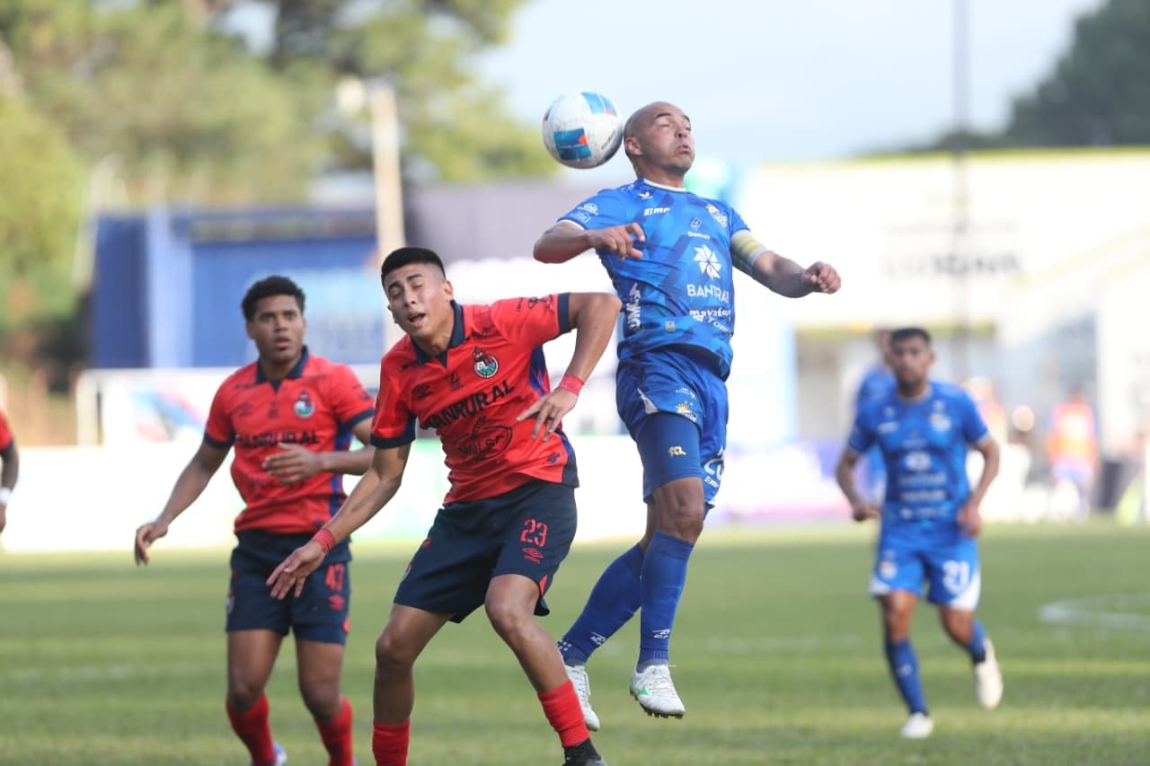 Cobán Imperial mantiene liderato tras empate sin goles ante Municipal en jornada siete
