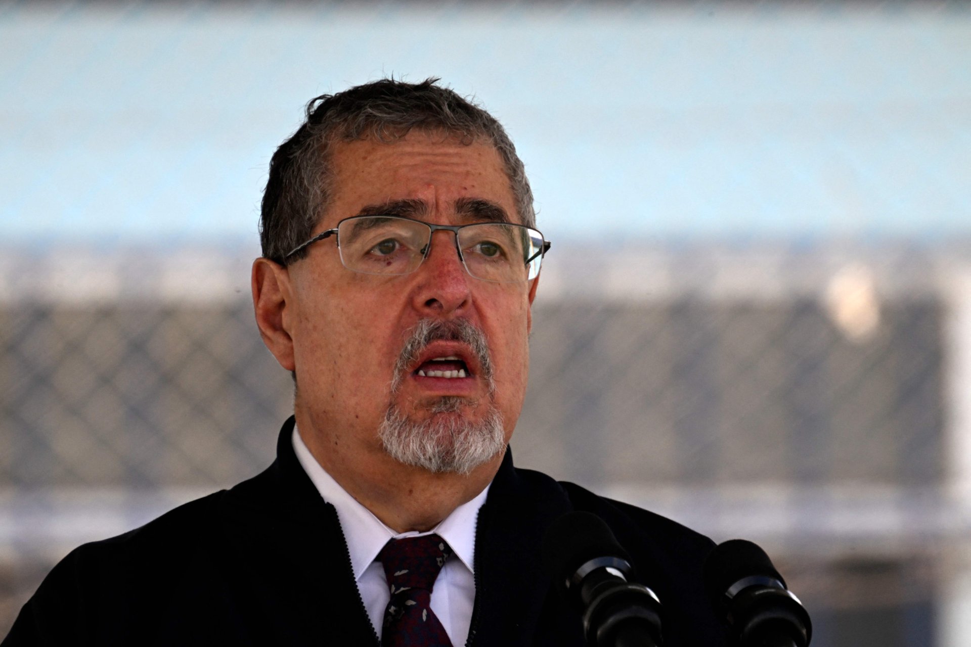 Bernardo Arévalo se posiciona en lugar 15 de 18 presidentes latinoamericanos en aprobación ciudadana