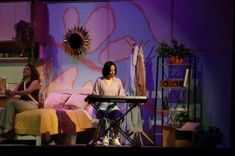 Vecinos a ciegas: una comedia romántica con música en el Teatro Lux de Guatemala