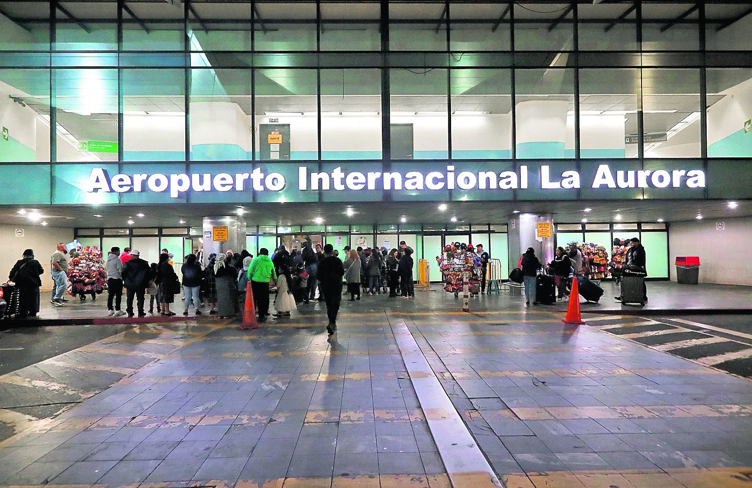 DGAC recupera parqueo del Aeropuerto La Aurora tras más de una década de ocupación irregular y deuda millonaria