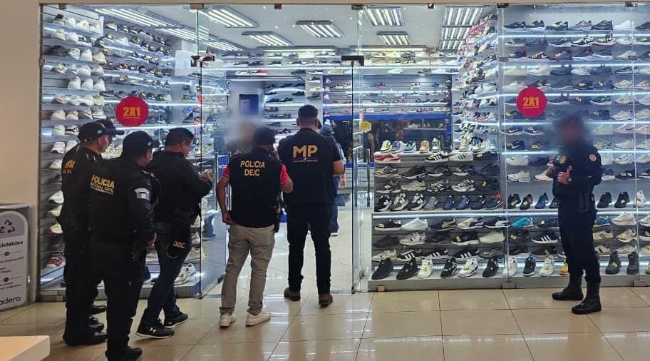 Incautan más de 3,400 pares de zapatos en Quetzaltenango por posible violación a propiedad intelectual