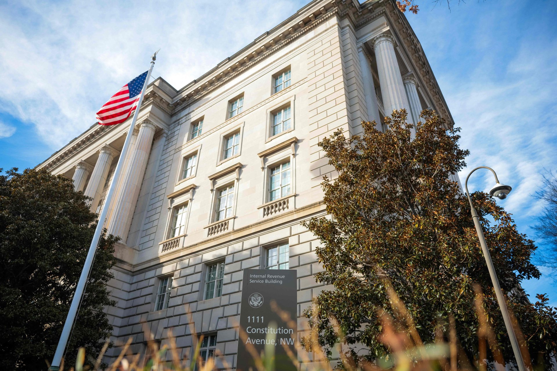 Obligación fiscal de migrantes deportados de EE. UU.: ¿deben declarar impuestos al IRS?