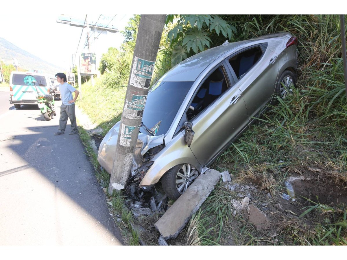 Distracción al conducir es la principal causa de accidentes viales en El Salvador en 2026